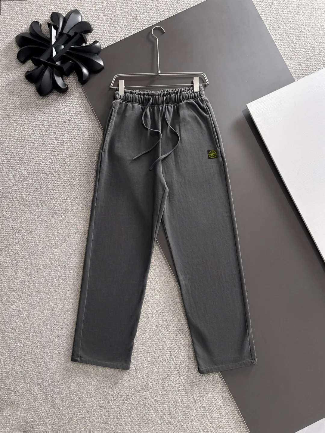 Next day shipment P360 Stone lsland/Stone Island Exclusively launches 25ss autumn and winter new high-quality trousers. Compare real-life details at will. Craftsmanship that ordinary small workshops cannot copy. Top-level ZP development. Unique imported fabric feel. Purely imported German machine production. Precision operation. Ten thousand needle density. A pair of trousers with rich details. You can see the development strength. A full set of new accessories are customized simultaneously. Simple yet elegant. Soft, delicate and comfortable. The upper body is versatile and fashionable. A perfect choice for autumn and winter. A must-have item. Loose fit. Please refer to the size chart when placing an order: S to XXL (or state your height and weight when placing an order)